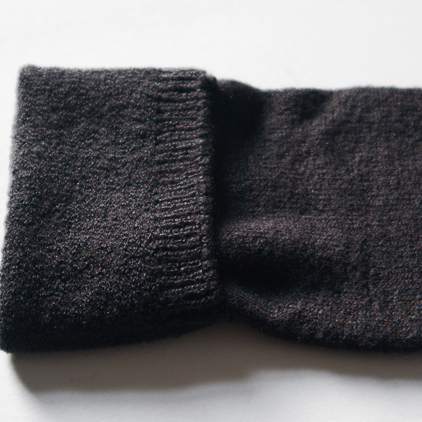 裏はさらっとしたエアリーパイル、表はふっくらとしたフェザータッチ(DARK NAVY)