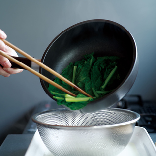 味わい鍋（無水調理鍋） 片手／味わい鍋（アジワイナベ）｜愛着を持っ