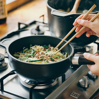 味わい鍋（無水調理鍋） 片手／味わい鍋（アジワイナベ）｜愛着を持っ