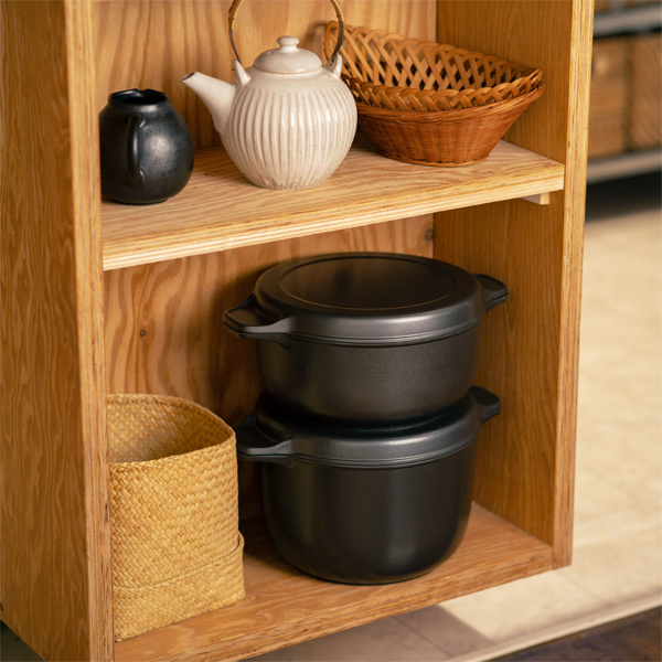 蓋がフラットなので上に重ねて保管できます