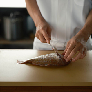 汚れがすぐに落ち、魚やにんにくの臭いも付きにくいという嬉しい特徴も。 汚れがすぐに落ち、魚やにんにくの臭いも付きにくいという嬉しい特徴も。