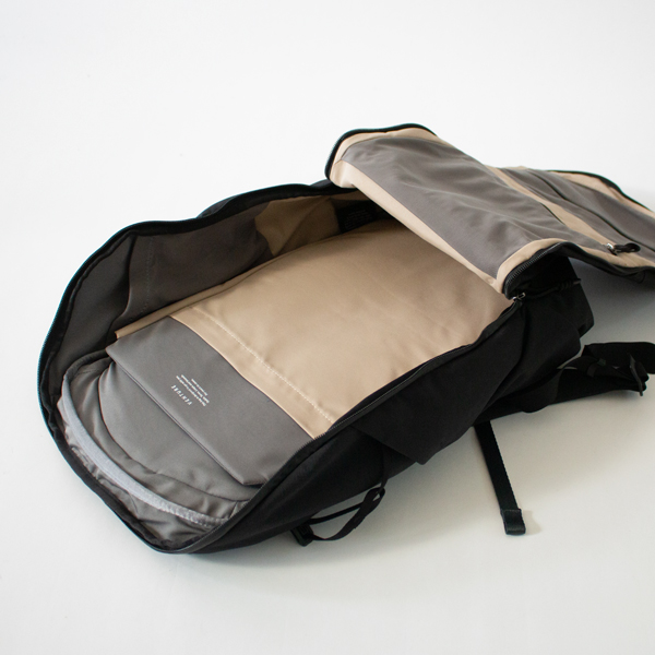 スーツケースのように大きく開いて荷物の出し入れがスムーズ(Black)