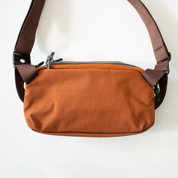 Venture Ready Sling 2.5L スリングバッグ (Bronze)