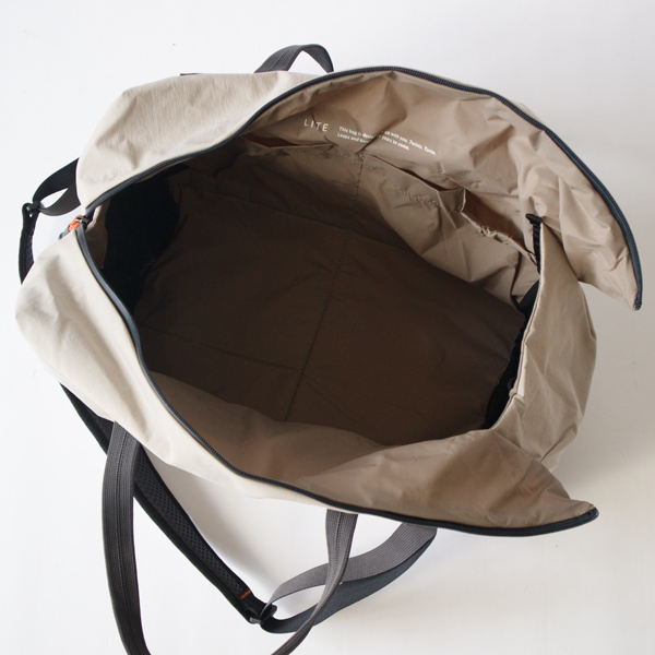 大きく開いて荷物が整理しやすい(Ash)