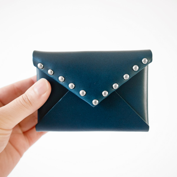 持ちやすいコンパクトさ(別注NAVY STUDS)