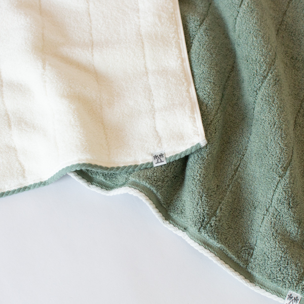 左：WHITE/GREEN BAY、右：COLORED/GREEN BAY