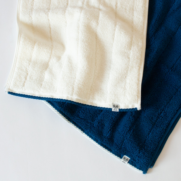 左：WHITE/TWILIGHT BLUE、右：COLORED/TWILIGHT BLUE