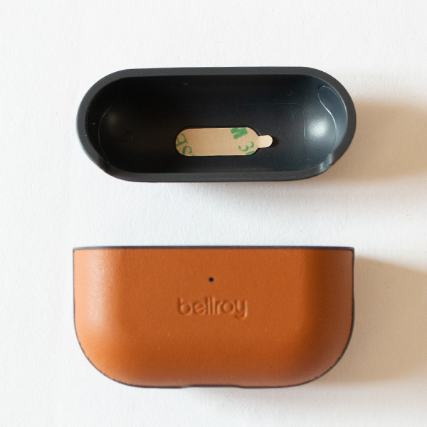 蓋はAirPods Proと接着テープでくっつけるので、外れる心配がありません。