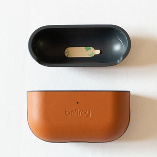 蓋はAirPods Proと接着テープでくっつけるので、外れる心配がありません。 蓋はAirPods Proと接着テープでくっつけるので、外れる心配がありません。