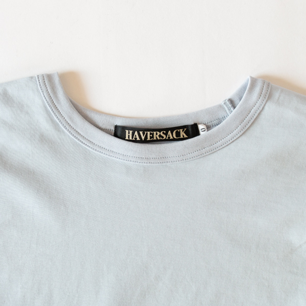 首元の開きすぎないクルーネック(SAX)