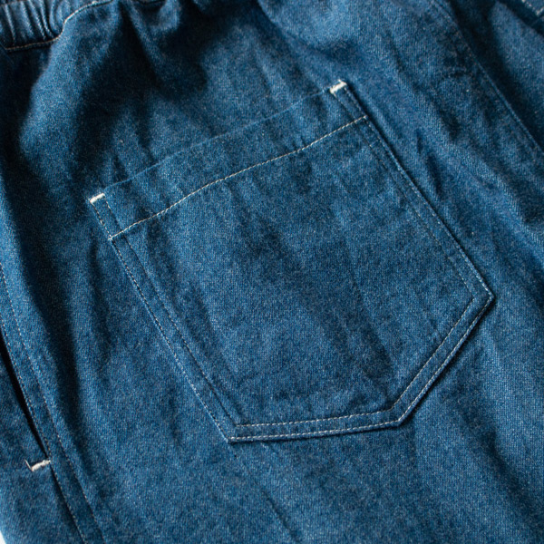 白色のステッチがアクセントに(BLUE)