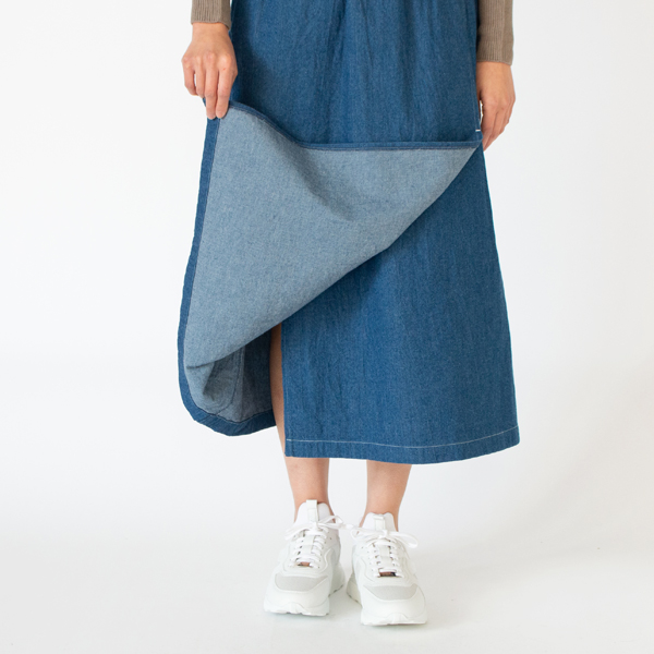 アシンメトリーなデザインがアクセントに(BLUE、身長160cm)