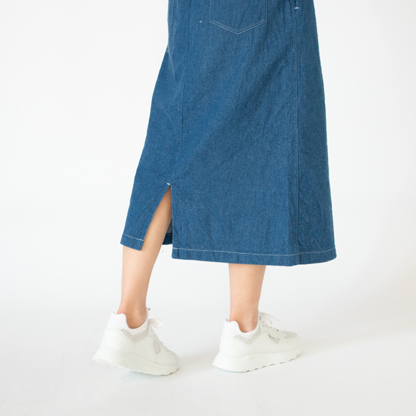 深めのスリットで動きやすさをプラス(BLUE、身長160cm)