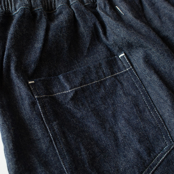 白色のステッチがアクセントに(INDIGO)