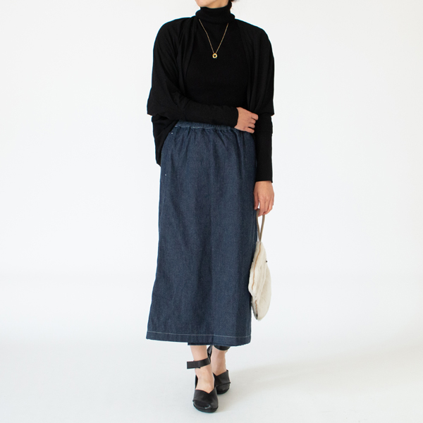 膨らみを抑えたストンとしたシルエット(INDIGO、身長160cm)