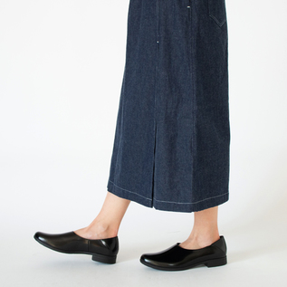 膝をしっかり覆うミディ丈(INDIGO、身長160cm) 膝をしっかり覆うミディ丈(INDIGO、身長160cm)