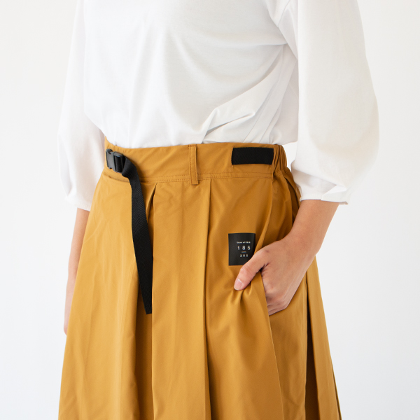 両サイドにポケットが付いています(OCHRE)