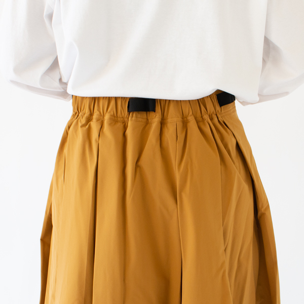 洋服のスカートのような雰囲気を意識して取り入れたタック(OCHRE)