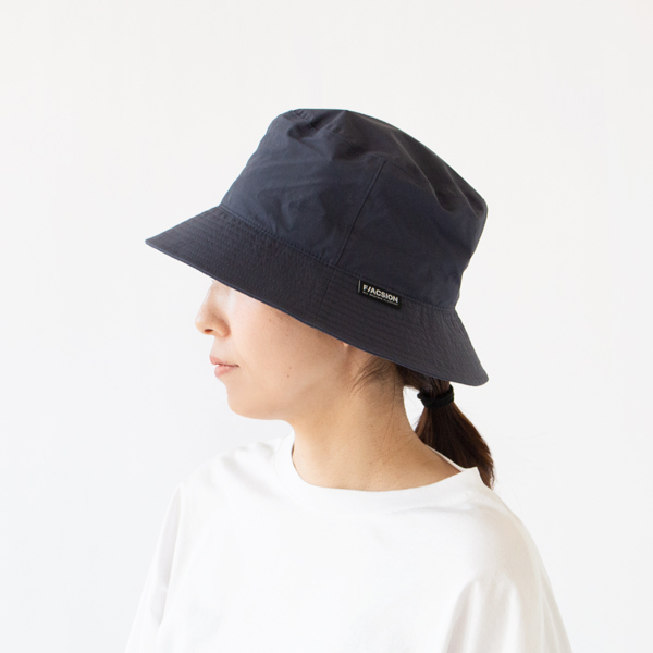 タウンユースも想定したスタイリッシュなデザイン(NAVY 58/59.5cm)