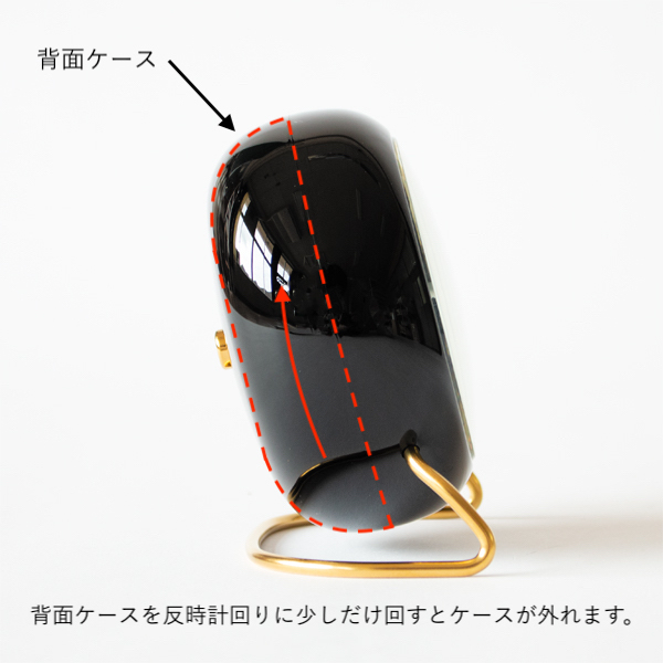 背面ケースを外すと、時間やアラームの設定ができます。