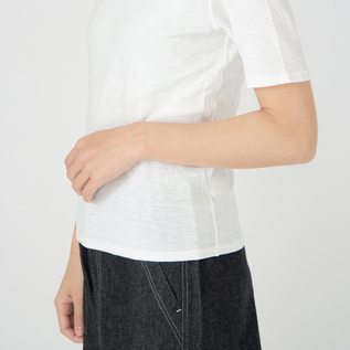 程よく伸縮性があるのでストレスフリーな着心地です(白/L・身長163cm) 程よく伸縮性があるのでストレスフリーな着心地です(白/L・身長163cm)