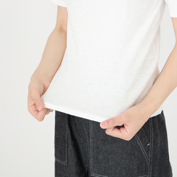 程よく伸縮性があるのでストレスフリーな着心地です(白/L・身長163cm)