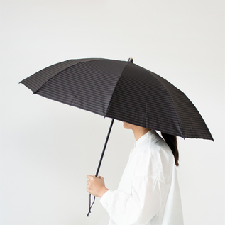 女性が持ったところ。ユニセックスでご使用いただけます(CHARCOAL) 女性が持ったところ。ユニセックスでご使用いただけます(CHARCOAL)