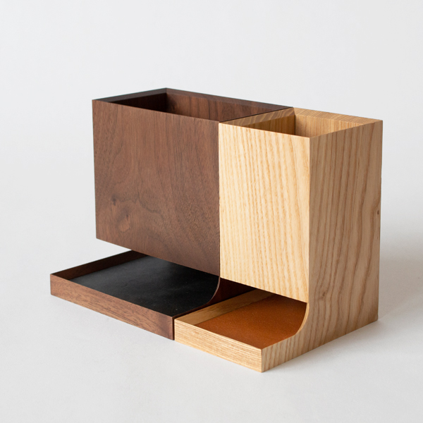 色違いで揃えるのも素敵です(左：large/walnut、右：regular/ash)