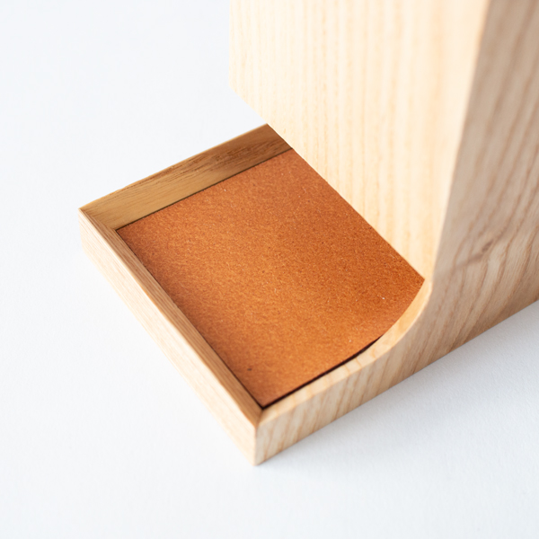 小物が滑りにくい工夫も施されています(regular/ash)