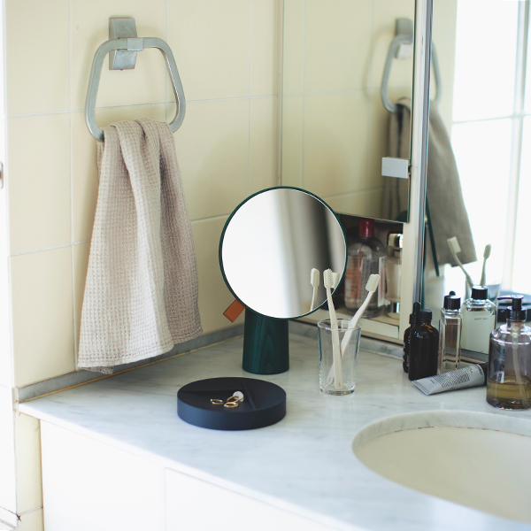 朝の身支度を楽しくしてくれるミラー（※取扱のないカラー）