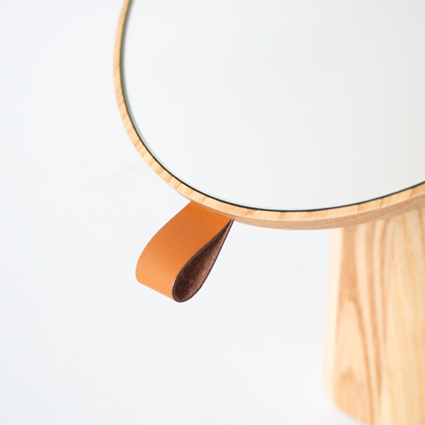 持ち手を持って動かせば鏡面が汚れません(natural)