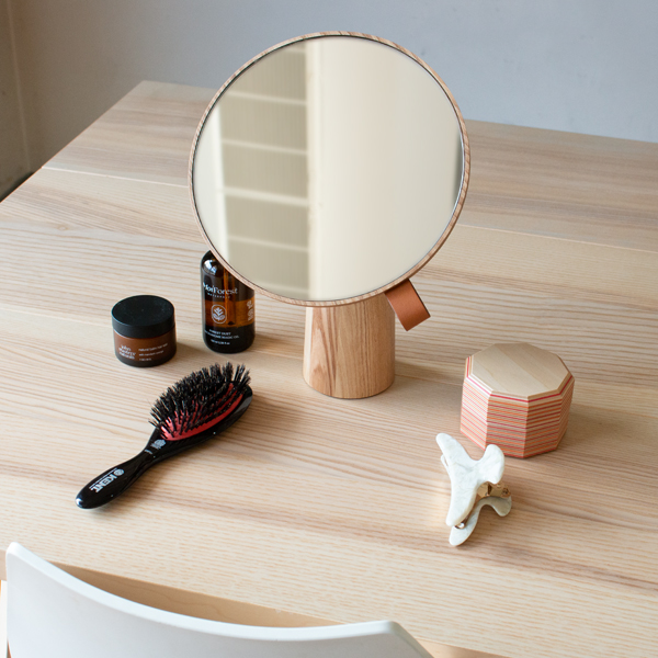 メイクやアクセサリーを身につけるとき、思い通りの角度で姿を写せます(natural)