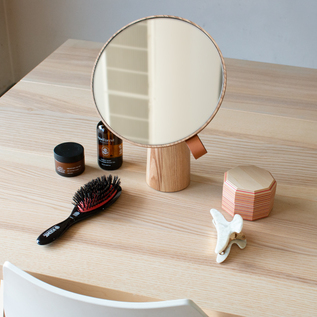 メイクやアクセサリーを身につけるとき、思い通りの角度で姿を写せます(natural)