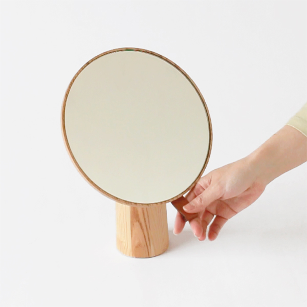 持ち手を持って動かせば鏡面が汚れません(natural)