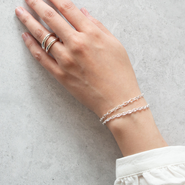 CLASSIC CHAIN BRACELET（チェーンブレスレット）との重ね付けもおすすめ