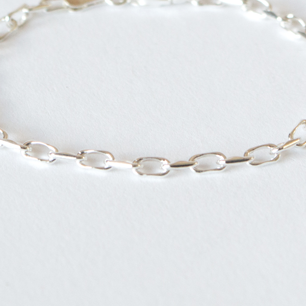 変形オーバルチェーンを使用したブレスレット