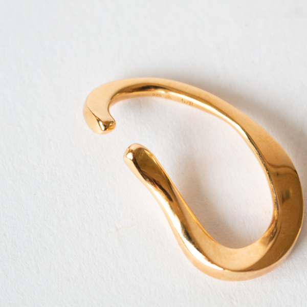 しっかり留まりながらも圧迫感の少ないつけ心地(Large 18KGold Plated)