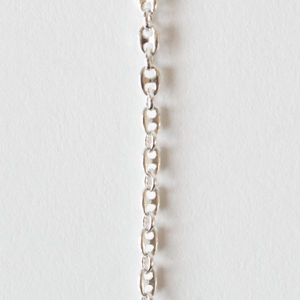 クラシックな豚鼻チェーンを使用したタイムレスなデザイン(15.5cm)