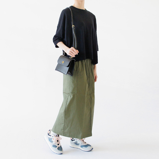 B.NAVY、身長162cm B.NAVY、身長162cm