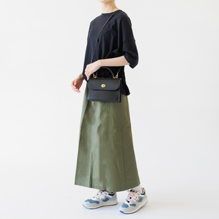 B.NAVY、身長162cm B.NAVY、身長162cm