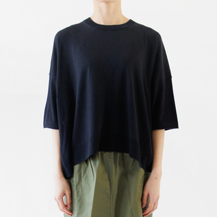 B.NAVY、身長162cm B.NAVY、身長162cm