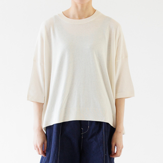 WHITE、身長162cm WHITE、身長162cm