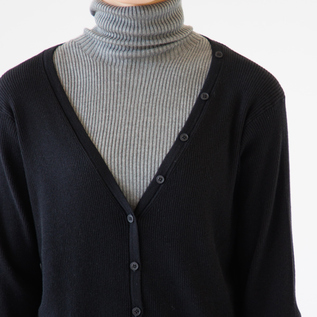 飾りボタンがさりげないアクセントに(BLACK) 飾りボタンがさりげないアクセントに(BLACK)