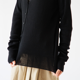 薄手なので上にアウターを羽織ってもたつきません(BLACK、身長162cm) 薄手なので上にアウターを羽織ってもたつきません(BLACK、身長162cm)