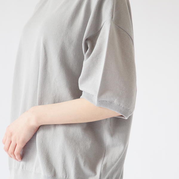 胴は透けにくく、袖は薄く風通しよく編まれています(LIGHT GREY)
