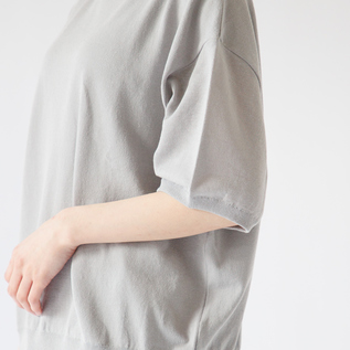 胴は透けにくく、袖は薄く風通しよく編まれています(LIGHT GREY) 胴は透けにくく、袖は薄く風通しよく編まれています(LIGHT GREY)