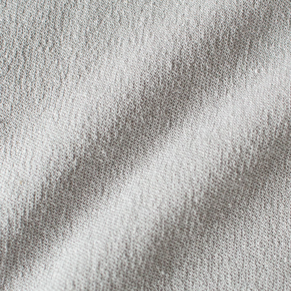 サラッとした肌触りで夏にも活躍します(LIGHT GREY)