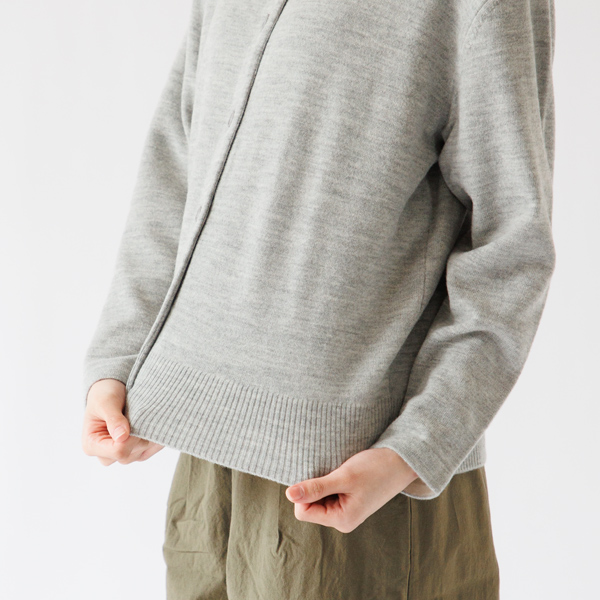 ニットならではの伸縮性もあります(LIGHT GREY)
