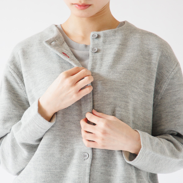 二つめのボタンがアクセント(LIGHT GREY)