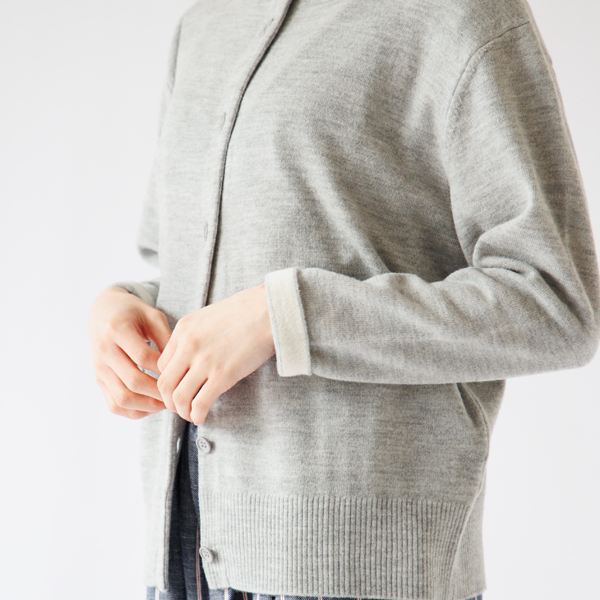 袖の内側にはホワイト(LIGHT GREY)